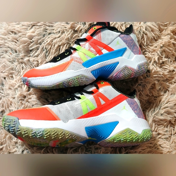 Athletic_Shoes